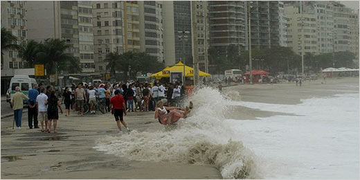 Mulher é derrubada por onda devido à ressaca no mar do Rio de Janeiro