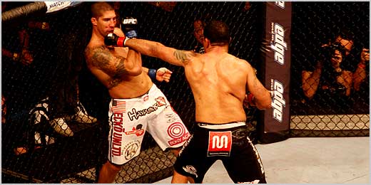 Marcelo de Jesus/UOL Minotauro (à direita) ressurge após cirurgias e nocauteia revelação