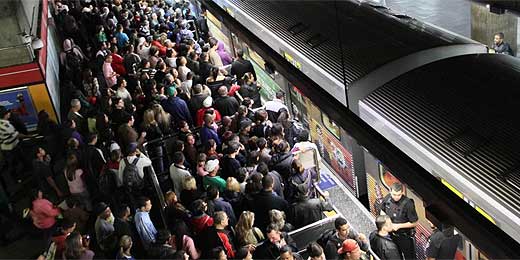 Falha elétrica causa lotação nas estações do metrô de São Paulo
