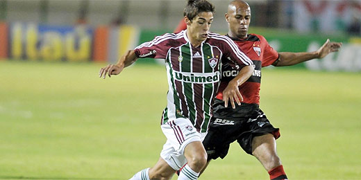Argentino Lanzini (esq.) leva o Flu para o ataque diante do Atlético-GO