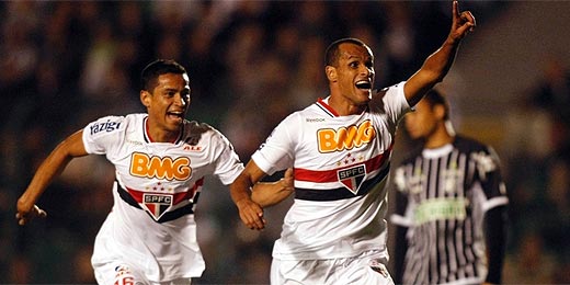 Rivaldo (dir.) comemora belo gol que deu a vitória ao São Paulo