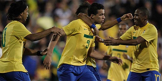 Atletas comemoram gol de Damião (centro) em amistoso contra Gana