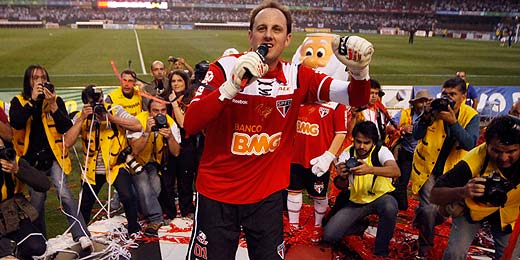 Rodrigo Coca / Fotoarena Ovacionado, Ceni dá volta olímpica e celebra torcida: