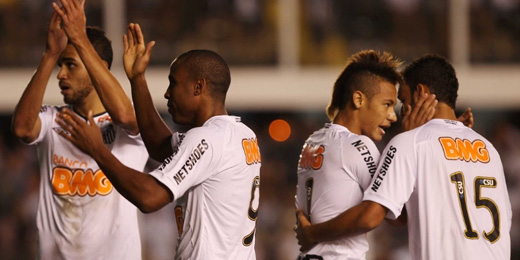 Jogadores do Santos comemoram gol na vitória contra o Cruzeiro