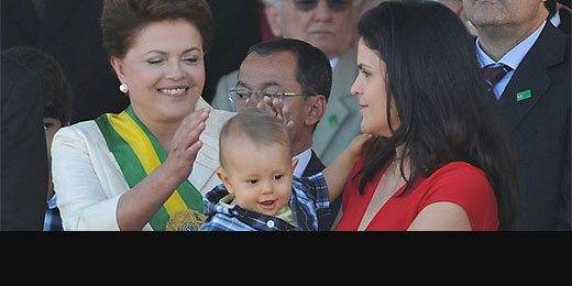 Dilma brinca com o neto durante desfile de 7 de Setembro em Brasília