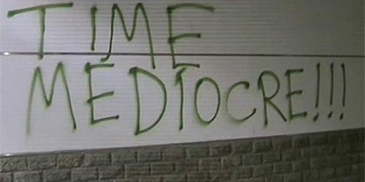 Torcida do Palmeiras picha muro do Palestra Itália e pede