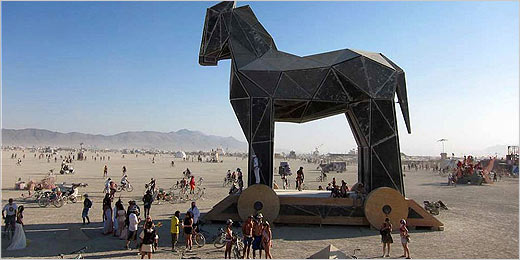 No meio do deserto, Burning Man tem até sua versão do Cavalo de Troia