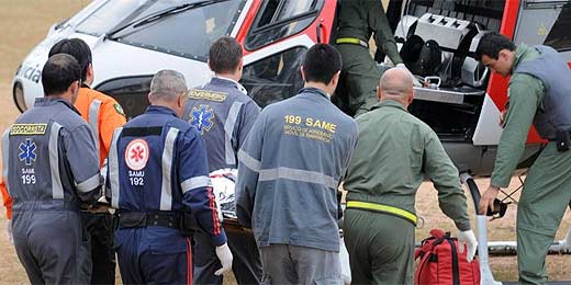 Professora é socorrida após levar tiro disparado por aluno em SP