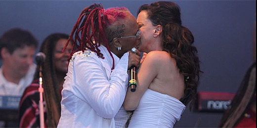 Sandra de Sá e Bebel Gilberto se beijam durante show do Rock in Rio 