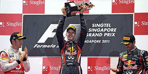 Saeed Khan/AFP Vettel (centro) vence em Cingapura, mas Button frustra título antecipado