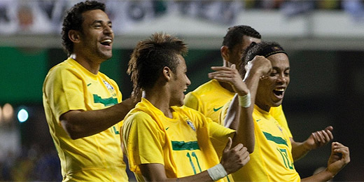 Jogadores dançam para celebrar segundo gol na vitória sobre Argentina