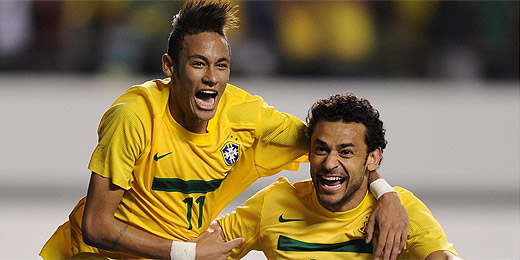 Neymar (esq.) comemora 2º gol do Brasil na vitória sobre a Argentina