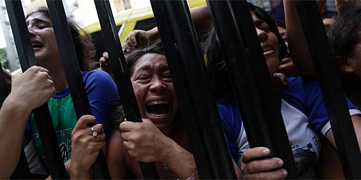 Mowa Press Fãs ficam histéricas com a presença de Neymar com a seleção em Belém