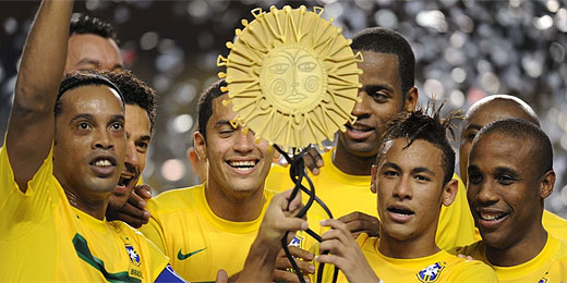 Jogadores levantam troféu após vitória do Brasil sobre a Argentina