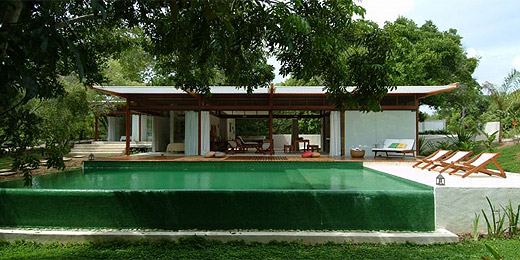 Divulgação Casa de 445 m² tem traçado contemporâneo e se insere entre a vegetação