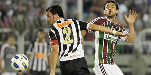 Dhavid Normando/Photocamera Atacante Fred (dir.) disputa a bola com Edu Dracena na vitória do Flu