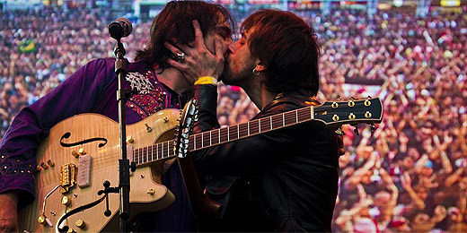 Beto Lee beija Sérgio Dias durante show da banda Mutantes