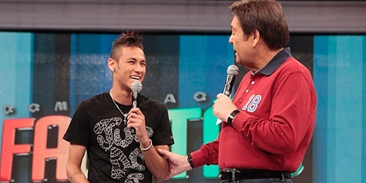 Divulgação Neymar dança lambada e é chamado de