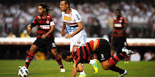 Nelson Almeida Ronaldinho (esq.) e Luis Fabiano dividem espaço no estádio Morumbi