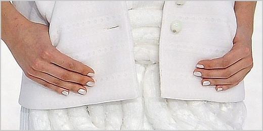 Lançadora de hits, Chanel aposta em esmalte branco perolado para verão