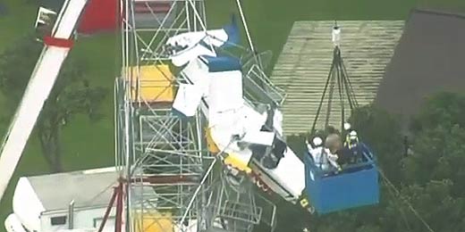 Reprodução Assista às imagens de resgate após ultraleve colidir com roda-gigante