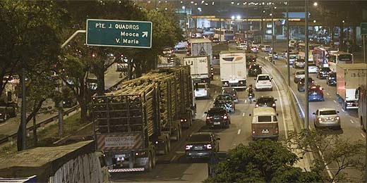 Marginal Tietê tem tráfego normal nesta noite na saída para feriado